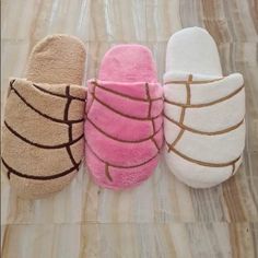 Concha Slippers - Pan Dulce Mexicano En Pantunflas . Delicious Addition To Your Pan Dulce Collection. This Slippers Has Soft Padding For Extra Comfort. Extra Rings So It Can Be Used To Make The Your Feet So Comfy. We Have 3 Diferent Colors ( Flavors ) Brown - Chocolate Pink - Strawberry White - Vanilla This Are For Adult Size Only Small - 22-22 Centimeters / 8.6 Inches Medium- 24-25 Centimeters/ 9.4 Inches Large -26-27 Centimeters/ 10.2 Inche Mariachi Outfit, Charro Outfit, Ugg Coquette, Boy Baptism Outfit, Cute Slides, White Slippers, White Strawberry, Pink Chocolate, Brown Chocolate