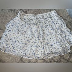 Nwt Willing To Negotiate! Casual Lined Mini Skirt, Casual Short Lined Mini Skirt, Casual Skirted Shorts For Day Out, Spring Casual Lined Skort, White Skirted Shorts For Spring, Casual Skirted Skort For Day Out, Casual Skort For Spring, White Flowy Bottoms With Floral Print, White Floral Print Flowy Bottoms