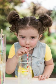 Summer Mini Sessions: Lemonade Stand! Lemonade Photo Shoot, Lemonade Photoshoot, Poses Magazine, Summer Mini Sessions, Kids Lemonade, Business Photography, Kid Drinks