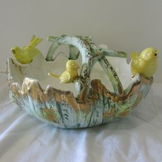 there is a bowl that has birds in it