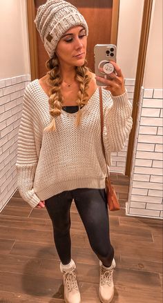 Oversized sweater/leggings/winter boots Leggings Sweater Boots Outfit, Sweater Boots Outfit, Maternity Leggings Outfit, Sparkle Leggings, Leggings Winter, Sweater Leggings, Oversized Sweater Outfit, Outfit Oversize, Winter Styles