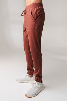 Our Navigator Jogger is designed to perform outdoors and on the go. This versatile jogger is a relaxed fit which offers functionality and comfort while also providing a sporty look to add to your wardrobe. Sporty Look, Getting Cozy, Slim Legs, Free Bag, The Go, Soft Fabrics, Cinnamon, Everyday Wear, Relaxed Fit