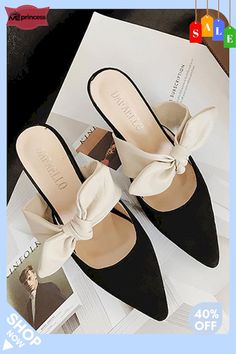 Bow Heels Mules Elegante Casual, Bow Heels, Shoe Inspo, Vintage Floral Print, Trends 2022, Crazy Shoes, Pretty Shoes, Ribbon Slides, Bow Detail