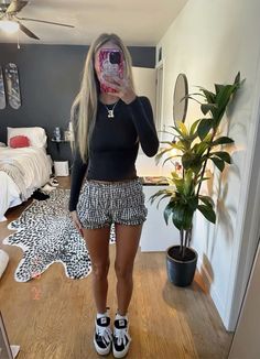 Cute Breakfast Outfits, Aesthetic Teenage Room, Edikted Outfit Aesthetic, Breakfast Outfit, Interior Design Aesthetic, Teenage Room Decor, Y2k Room Decor, Evry Jewels, Y2k Room