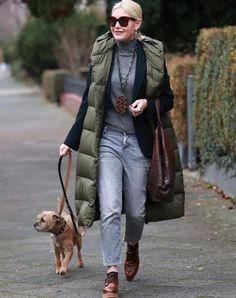 Puffer Vest Outfit Winter, Winter Mode Outfits, Ny Outfits, Casual Outfit Inspiration, Fashion Capsule, Vest Outfits, 2024 Fashion, Fashion Over 40