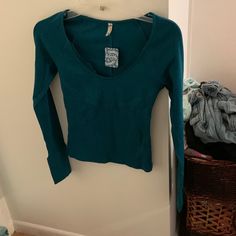 Nwt Free People Long Sleeve Layering Top Size M It’s Really Cute And The Color Is So Nice! It’s Big On Me But I Wish It Would’ve Fit! Originally $48 + Tax Final Sale Fitted Casual Long Sleeve Top With Scoop Neck, Fitted Casual Long Sleeve Scoop Neck Top, Fitted Scoop Neck Long Sleeve Top, Fitted Cotton V-neck Long Sleeve Top, Fitted V-neck Long Sleeve Cotton Top, Long Sleeve Layering, Free People Long Sleeve, Cropped Long Sleeve Top, Ruffle Long Sleeve