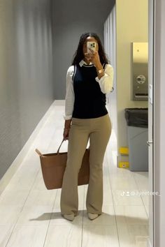 Smart Casual Work Outfit Black Women, Corporate Aesthetic Woman, Personal Assistant Outfit, Women Working In Office, Outfit Bureau, Office Outfits Women Winter, Interview Outfit Business Casual, Assistant Outfit, Office Baddie