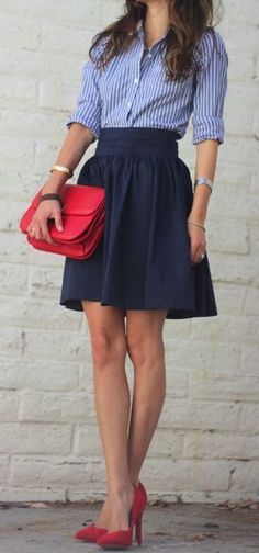 Classic. Love the red purse and shoes! navy dress + stripe shirt Red Shoes Outfit, Casual Chic Outfits, Red Purse, Navy Skirt, Heart Fashion, Street Look, Casual Chic Outfit, Business Outfit, Beautiful Skirts