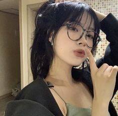 @cluii_s Short Hair Bangs, Short Hair Glasses, Bangs And Glasses, Korean Bangs, Girl Hoodie, Glasses Makeup, Swag Girl Style, Hair Bangs