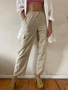 Beautiful beige vintage safari pants from the 2000s with large side pockets and elastic waistband with drawstring. Comfortable summery fabric, 100% cotton, size 36. Maximum waistband width 80 cm. Unfortunately there is a beige stripe on one leg (see photo), probably folded from being worn for a long time, but it might be possible to get it out! Otherwise good condition. Beige Utility Bottoms For Summer, Khaki Cargo Pants For Summer, Beige Utility Parachute Pants For Summer, Beige Cargo Style Pants For Spring, Beige Summer Cargo Pants With Pockets, Khaki Ankle-length Parachute Pants For Summer, Beige Cargo Pants With Pockets For Summer, Beige Straight Cargo Pants For Summer, Beige Summer Cargo Pants With Side Pockets