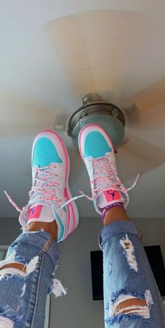 #follow #shoes #sneakers #jordans #blogging #blog #blogger #fashion #style Retro Nike Shoes, Girl Jordans, Grinch Drawing, Wallpaper Nike, Nike Shoes Girls, Basket Style, Jordan Shoes Girls