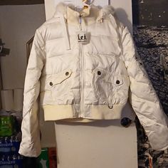 Excellent Condition White Parka With Double-lined Hood For Cold Weather, Cream Outerwear With Double-lined Hood For Cold Weather, White Hooded Outerwear, White Parka With Adjustable Hood For Cold Weather, White Hooded Parka For Cold Weather, White Hooded Parka With Double-lined Hood, Cream Winter Streetwear Outerwear, Cream Outerwear With Detachable Hood, Hooded Winter White Outerwear For Cold Weather