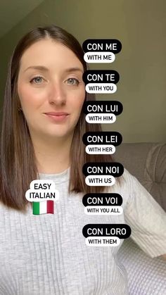 a woman sitting on top of a couch in front of an italian language message board