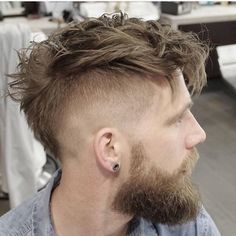 Cortes de cabello que todo hombre con estilo debe intentar al menos una vez - Moda High Fade Haircut, Faux Hawk Hairstyles, Mullet Haircut, Mohawk Hairstyles, High Fade, Punk Hair