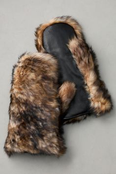 Cashmere-lined, the Italian Nappa leather and Toscana sheepskin Birch mittens are expertly crafted for battling the most freezing temperatures. These extra-warm, eye-catching mittens are crafted of smooth leather on their palms and shearling on the reverse, making them a perfect companion on a thrilling snowmobile ride or a relaxing weekend getaway. Leather Mittens, Business Travel Bag, Capes & Ponchos, Relaxing Weekend, Baby Rugs, Promo Gifts, Sheepskin Slippers, Sheepskin Coat, Western Hats