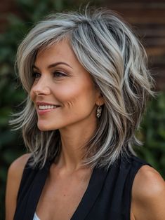 Haircuts For Medium Length Hair, Layered Haircuts For Medium Hair, Haircut And Color, Penteado Cabelo Curto, Medium Hair Cuts, Medium Length Hair Cuts, Grey Hair