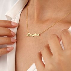 Elevate your style with our exquisite 18K Gold Name Plate Necklace. Crafted with precision and elegance, this necklace adds a unique and meaningful touch to your everyday look. The nameplate pendant is personalized with the name of your choice, making it a one-of-a-kind piece that beautifully showcases your individuality. Made from high-quality 18K gold, this necklace is not only stunning but also durable, designed to last a lifetime. The adjustable chain ensures a comfortable fit, and the secur Gold Name Plate Necklace, Gold Name Plate, Name Plate Necklace, Name Necklace Gold, Gold Name Necklace, Jewelry Personalized, Plate Necklace, Necklace Minimalist, Necklace Personalized