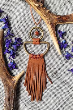 Brass and leather necklace. Brass ring with red brown agate in the middle with bigger brass half circle at the bottom and leather tassels. Druid Necklace, Leather Fringe Necklace, Leather Accessories Diy, Boho Bag Charm, Mode Country, Leather Working Patterns, Leather Scrap