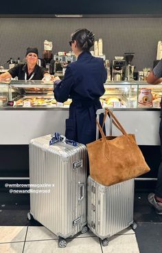 Rimowa Luggage, Airport Outfit Summer, Airport Aesthetic, Luxury Luggage, Airport Outfits, Airport Fits, A Celebrity, High Society