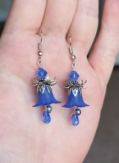 Jewellery Diy, Crystal Teardrop Earrings, Flower Dangle Earrings, Light Earrings, Earring Ideas, Beading Ideas, Filigree Earrings, Crafts Jewelry, Jewelry Techniques