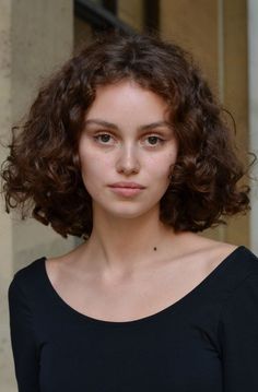 Brown Curly Hair, Short Curly Haircuts, Face Photography, Aesthetic People, Body Skin Care Routine, Hair Photo, Short Curly Hair, Portrait Inspiration