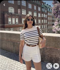 Un short & un tee-shirt à rayure sans y ajouter une ceinture pour marquer le style , un mini sac en paille et sans les lunettes de soleil fetiche !  N’est pas un short a l’Italienne bien exécuter . 😎🌝 Italian Summer Outfits, Timeless Outfits, Minimal Outfit, Vintage Short, Collar Sweater, Vintage Shorts, Preppy Outfits, Sweater And Shorts