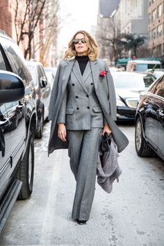 Woman In Suit, Women In Suits, Woman Suit, Nyfw Street Style, Grey Suit, Woman Suit Fashion, Crochet Dress Pattern, Pants Suit, Looks Chic