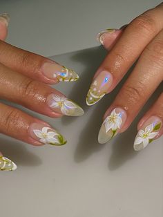 Chrome Nails With Flower Design, Bridgerton Aesthetic Nails, Bridgerton Nails Ideas, Chrome Flower Nails, Green Gold Aesthetic, Fairy Nails Acrylic, Green Fairy Nails, Green Flower Nails, Bridgerton Nails