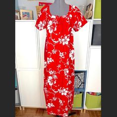 "Vintage 1970's Hawaiian loungewear dress. Can be worn as a dress, housedress, beach cover, etc. Very versatile. Excellent vintage condition.  This was designed by Malahini Hawaii for Liberty House of Hawaii. These pieces tend to be highly collectible. No size tag, can fit a variety of sizes because of the loose design. Best fits sizes XS-M/L but please check measurements below to ensure proper fit. Bust: 42\" Waist: 44\" Hip: 50\" Length: 56\"" Liberty House, Loungewear Dress, Lounge Dress, House Dress, Dress Clothes For Women, 1970s, Lounge, Lounge Wear, Dress Outfits