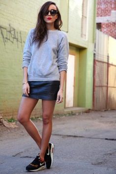 É quente, é hit e a gente mostra como tirar 10 no quesito boniteza Skirts With Sneakers, Style Casual Chic, Black Leather Skirt, Sneakers Street Style, Sweatshirt Outfit, Outfit Trends, Sporty Chic