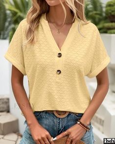 Fisdy - Elegante camiseta con botones y cuello en V de color sólido para uso informal Striped Chiffon Blouse, Polished Casual, Smart Casual Style, Casual Design, Home T Shirts, Casual Blouse, Casual Wardrobe, V Neck Tee, Casual T Shirts