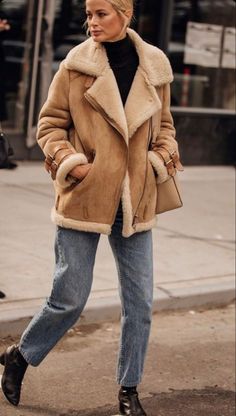 Shearling Jacket Outfit, Winter Streetwear Outfits, Sheepskin Coat, Coat Outfits, Shearling Jacket, Winter Fashion Outfits