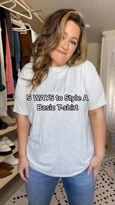 How To Back Tuck A Tshirt, Ways To Tuck Tshirt, How To Tuck Your Tshirt, Shirt Tuck In Ideas, How To Wear Over Sized Tshirts, How To In Tshirts, Cute Ways To Wear Tshirt, Outfit Ideas With Tshirts, How To Style A Simple Tshirt