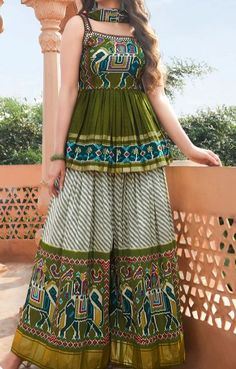 डिजाइनर कपड़े, Casual Maxi Dresses, Dresses For Ladies, Long Gown Design, Designer Kurti Patterns, Simple Kurti Designs, Long Kurti Designs, Girls Frock Design, Long Dress Design