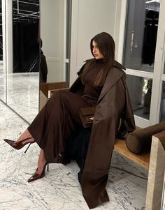 Brown Coat Outfit, Long Brown Coat, Coat Outfits, Winter Fashion Outfits, Fall Winter Outfits, Look Chic, Modest Outfits, Fashion Classy, Long Coat