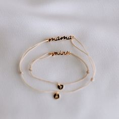 "Zur Feier aller Mamas auf der ganzen Welt ist dieses zeitlose Armband mit einem 18k vergoldeten Anhänger mit dem Schriftzug \"Mama\" ein echtes Must-Have für alle Mütter! Dieses bezaubernde Mama-Armband ist handgefertigt und passt sich Ihrem Handgelenk an, da es über ein verschiebbares Knotensystem verfügt. Dieses einzigartige Armband wurde für alle besonderen Mütter gemacht, die stolz auf ihre Rolle sind und dies auch nach außen hin zeigen wollen. Und jetzt kannst du dich mit deinem Mini match Adjustable Yellow Gold Name Jewelry, Custom Name Adjustable 14k Gold Jewelry, Adjustable Dainty Yellow Gold Name Bracelet, Dainty Adjustable Yellow Gold Name Bracelet, Adjustable Yellow Gold Dainty Name Bracelet, Adjustable Gold Bracelets For Personalized Gift, Adjustable Gold Bracelet For Personalized Gift, Adjustable Gold Name Bracelet For Personalized Gift, Minimalist Adjustable Jewelry For Mother's Day