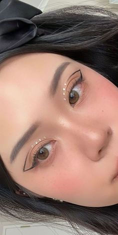 Simple Graphic Eyeliner, Graphic Makeup, Eye Makeup Techniques, Pinterest Makeup