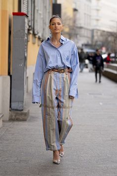 Women In Menswear Street Styles, Milan Street Style 2022 Autumn, Spain Street Style, Artsy Street Style, Milano Street Style, Milan Style, Style Influencers, European Street Style, Modern Street Style