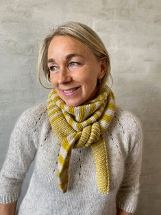 Knitting pattern for the pretty Elin bandana, which is a light and soft bandana scarf. Fluffy Scarf, Small Knitting Projects, Scarf Knitted, Woolen Sweaters, Scarf Bandana, Knitting Kit, I Cord, Knitted Wit, Scarf Knitting Patterns