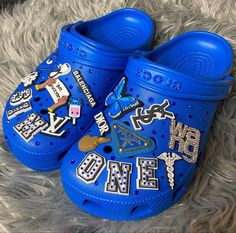 Blue Crocs With Charms, Blue Crocs With Jibbitz, Blue Crocs Outfit, Dark Blue Crocs, Baddie Crocs, Bedazzled Crocs, Sandal Crocs, Crocs With Jibbitz