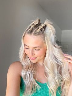 Cute Hairstyles Festival, Good Concert Hairstyles, Cool Concert Hairstyles, Cute Bubble Braids Half Up Half Down, Taylor Swift Eras Your Hair Ideas, Hair Ideas For Festivals, Hair Up For Concert, Festival Hair And Makeup Ideas, Festival Hair Ideas Long Hair