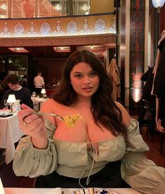 Joanna Pincerato, Pretty Plus Size Women, Women Eating, Eating Pasta, Woman Eating, Plus Size Posing, Plus Zise, Halloween Pics, Plus Size Baddie Outfits