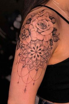 Mandala Tattoo Shoulder, Tato Mandala, Feminine Shoulder Tattoos, Shoulder Cap Tattoo, Shoulder Sleeve Tattoos, Floral Tattoo Shoulder, Hibiscus Tattoo