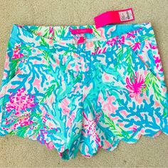 Lilly Pulitzer Buttercup Stretch Shorts Coral Bay Size 6 Brand New With Tag Cute Pink Bottoms For Vacation, Hawaiian Bottoms With Built-in Shorts For Summer, Lily Pulitzer Shorts Outfits, Blue Tropical Shorts, Tropical Multicolor Bottoms With Built-in Shorts, Vintage Lilly Pulitzer, Lilly Pulitzer Shorts, White Eyelet, Floral Shorts