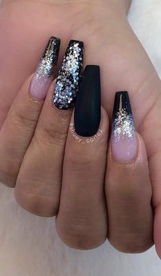 Nye Nail Ideas, Nail Art Noir, Ongles Gel Violet, Nail Art Paillette, Black Acrylic Nail Designs, Glitter Ideas, Nye Nails, March Nails, White And Silver Nails