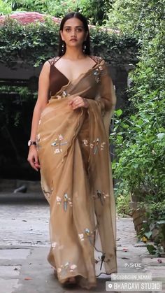 Unique Saree Blouse Styles, New Saree Blouse Designs, Fancy Sarees Party Wear, Silk Saree Blouse Designs, Elegant Blouse Designs