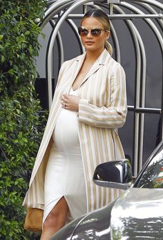 Chrissy Teigen John Legend, Celebrity Baby, Pregnancy Clothes, Maternity Chic, Mommy Style, Maternity Style, Chrissy Teigen