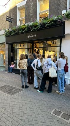 Fashion in the city 🛍️ #london #carnabystreet #subdued #brandymelville #outfits #shopping Carnaby Street, Classic Outfit, Teen Outfits, City Of London, London Street Style, Visit London, Fashion Mood Board, Swag Style, Shopping Trip