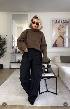 Black Cargo Pants Outfit Women, Black Cargo Pants Outfit, Cargo Pants Outfit Women, Classy Casual Outfits, Looks Black, Work Outfits Women, Work Wardrobe, Outfit Inspo Fall, Outfits Women