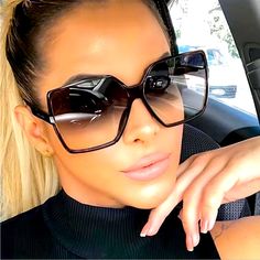 Oversized Luxe Glam Shades! Gorgeous & Classy! Oversized Fashion, Sunglasses Women Oversized, نظارات شمسية, Wearing Sunglasses, Oversize Fashion, Estilo Punk, Square Glasses, Trending Sunglasses, Gradient Sunglasses